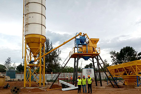 <b>Planta mezcladora de hormigón con elevador de cangilones</b>